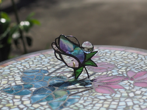 「宝石みたいなバラのつぼみ」ステンドグラス・アンティークガラス・窓辺にちょこんとシリーズ 3枚目の画像
