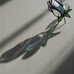 「宝石みたいなバラのつぼみ」ステンドグラス・アンティークガラス・窓辺にちょこんとシリーズ 7枚目の画像