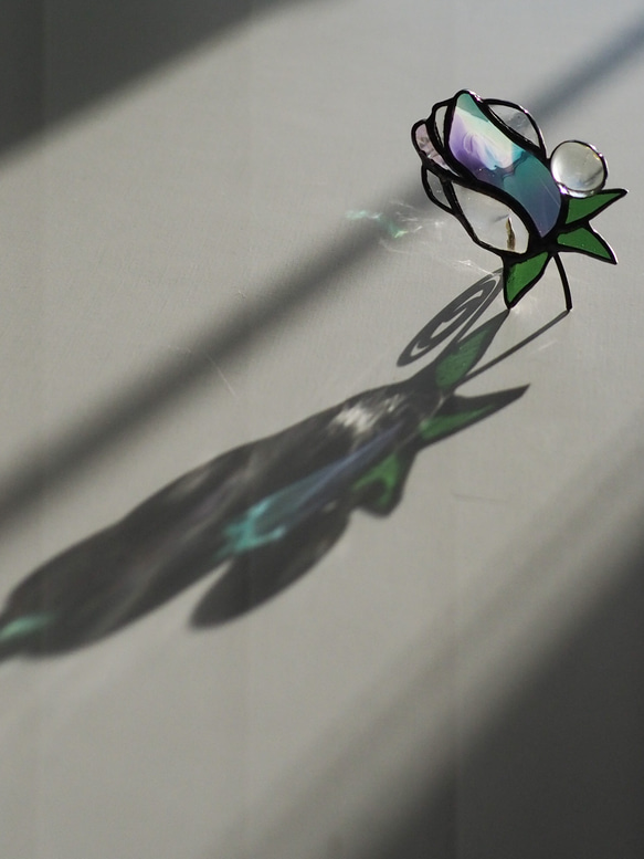 「宝石みたいなバラのつぼみ」ステンドグラス・アンティークガラス・窓辺にちょこんとシリーズ 7枚目の画像