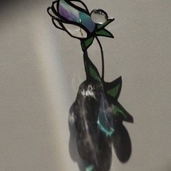 「宝石みたいなバラのつぼみ」ステンドグラス・アンティークガラス・窓辺にちょこんとシリーズ 5枚目の画像