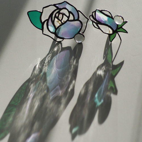 薔薇があでやかな大きなステンドグラス／宙に浮かぶ常夜灯がまるで浮かんでいる様 薔薇があでやかな大きなステンドグラス／宙に浮かぶ常夜灯が
