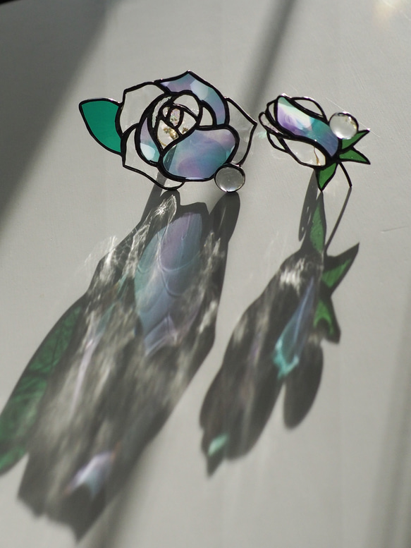 「宝石みたいなバラのつぼみ」ステンドグラス・アンティークガラス・窓辺にちょこんとシリーズ 11枚目の画像