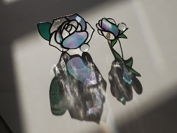 「宝石みたいなバラのつぼみ」ステンドグラス・アンティークガラス・窓辺にちょこんとシリーズ 8枚目の画像