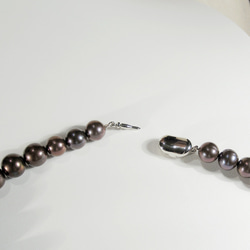 最大11.5mm高級本真珠（淡水パール）とSV925のネックレス（ロジウム、ダークトーン、パープル、6月の誕生石） 5枚目の画像