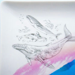 朝焼けの空を泳ぐクジラのプレート 3枚目の画像