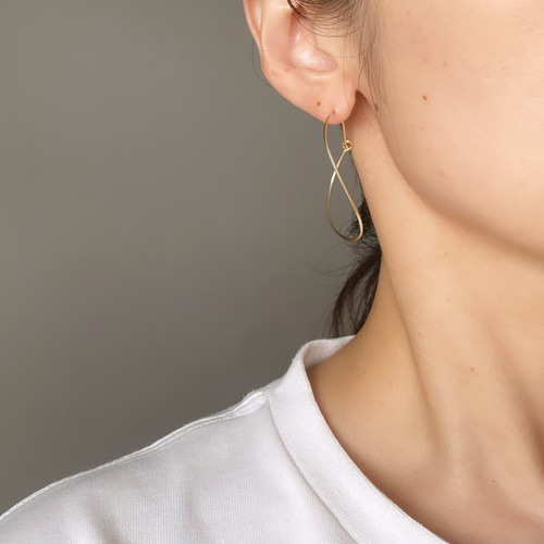 【AMY O】Tiny Cross フープ ピアス 3色 AMY O】Tiny Cross フープ ピアス 3色