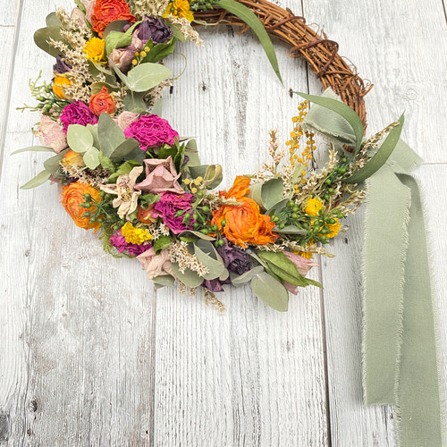 クリスマスローズとミニバラのドライフラワーハーフリース（イエロー