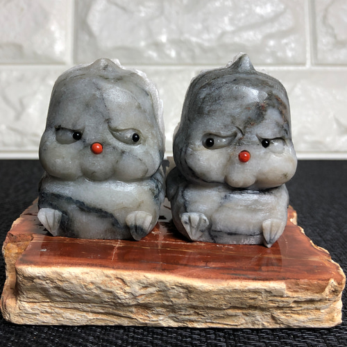 天然ローズカルサイト原石の巣、彫刻された1ペアの木製化石シャーシが