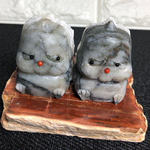 天然ローズカルサイト原石の巣、彫刻された1ペアの木製化石シャーシが