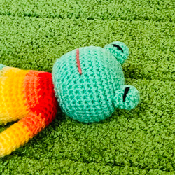 苔田かえる作‼️居眠りカエルのあみぐるみ(南国カラー) 1枚目の画像