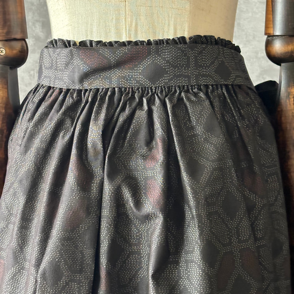 【一点モノ】大島紬 着物リメイク ギャザー スカート & スヌード 〜 四季 で心地良い 上質 絹 100% 〜 the of your 100% and can it 一点モノ 大島紬 着物リメイク ギャザー スカート スヌード 四季 で心地良い 上質 made single layer snood using Oshima Tsumugi pattern in elastic waist is You by around also It UV rays as measure against rubber