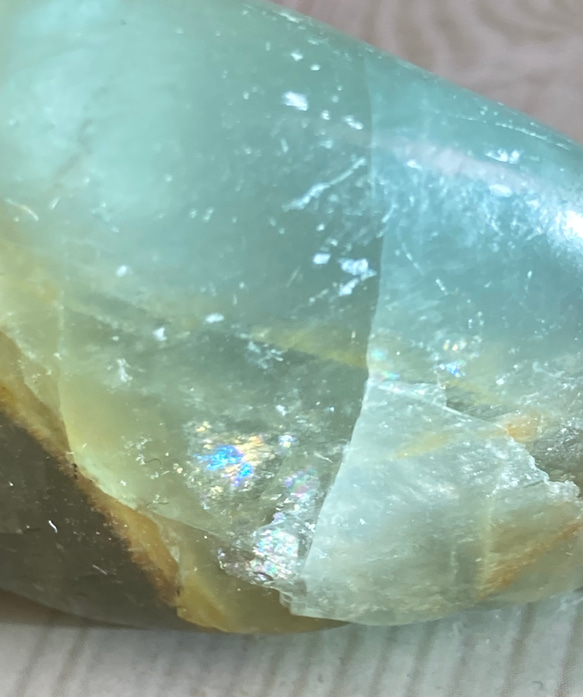 心のゆとり✿*:・　レインボー　ブルーカルサイト　原石　タンブル　握り石 2枚目の画像