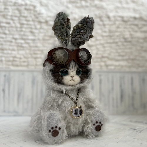 うさぎの着ぐるみを着たごーぐるにゃんこ(くすみグリーン) テディベア