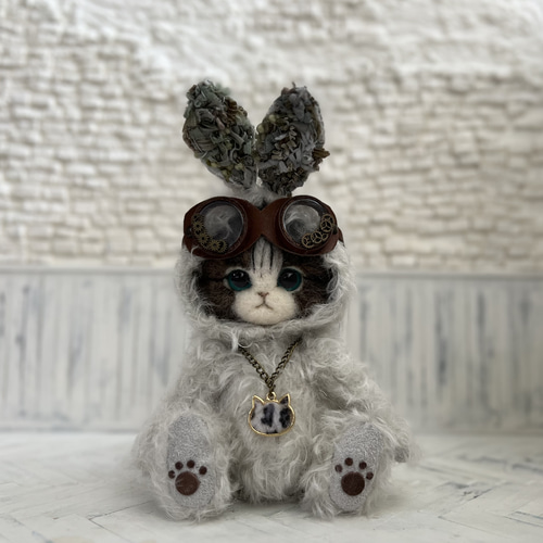 うさぎの着ぐるみを着たごーぐるにゃんこ(くすみグリーン) テディベア