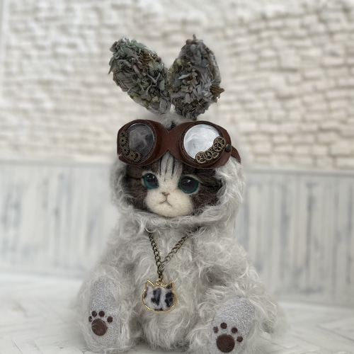 うさぎの着ぐるみを着たごーぐるにゃんこ(くすみグリーン) テディベア