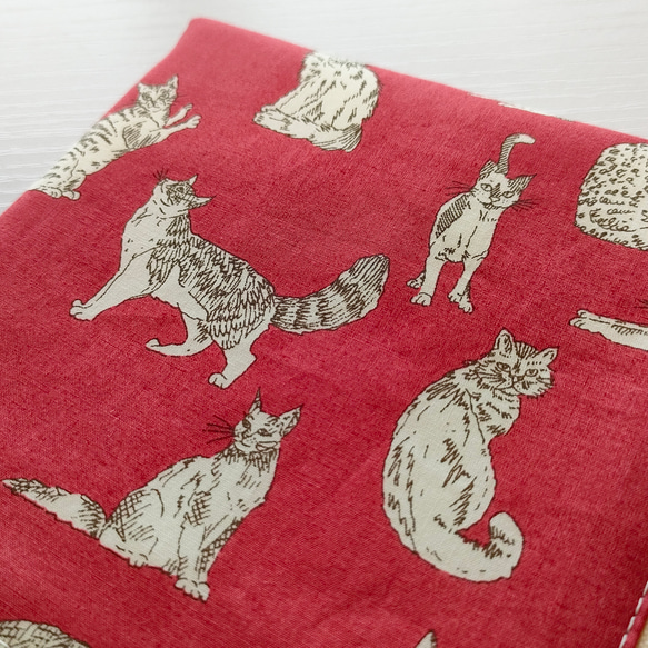シルクの様な手触りのハンカチ　『Meow』ミャオウ✦レッド　リバティプリント　生地糸日本製　猫　ネコ　ねこ 4枚目の画像