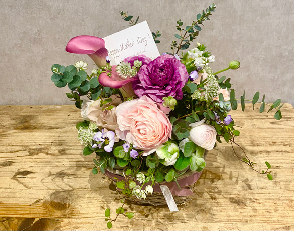追加受付中5/8まで！母の日　華やか生花フラワーギフト＜Mサイズ 約25cm×約27cm＞ 2枚目の画像