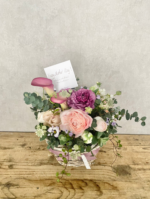 追加受付中5/8まで！母の日　華やか生花フラワーギフト＜Mサイズ 約25cm×約27cm＞ 5枚目の画像