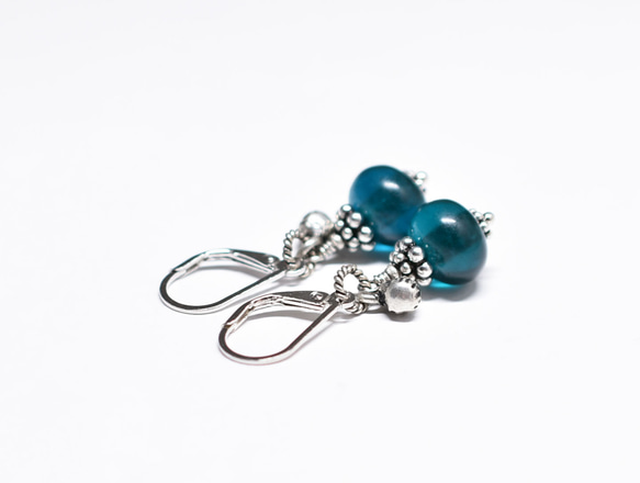 靛藍色復古珠子和印度銀鈴形耳環 第6張的照片
