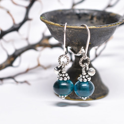 靛藍色復古珠子和印度銀鈴形耳環 第1張的照片