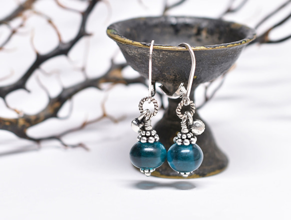 靛藍色復古珠子和印度銀鈴形耳環 第1張的照片