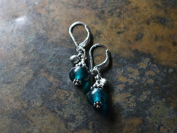 靛藍色復古珠子和印度銀鈴形耳環 第2張的照片