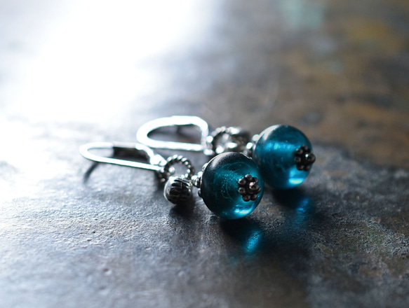 靛藍色復古珠子和印度銀鈴形耳環 第3張的照片