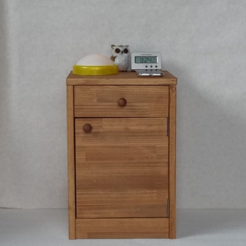 値下げいたしました！木目が美しい扉付き収納抜群ナイトテーブル