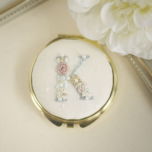 かわいい花文字刺繍・イニシャル刺繍のコンパクトミラー（K