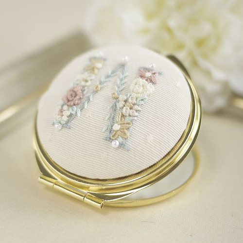 かわいい花文字刺繍・イニシャル刺繍のコンパクトミラー（M