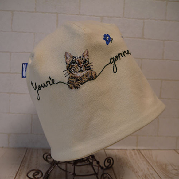 コットン素材スパンフライスニット生地で作ったニット帽（猫ちゃんとネモフィラ） 4枚目の画像