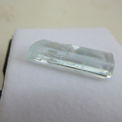 No.CR-184　天然石　<原石>　宝石質アクアマリン結晶　２.３ｇ 2枚目の画像
