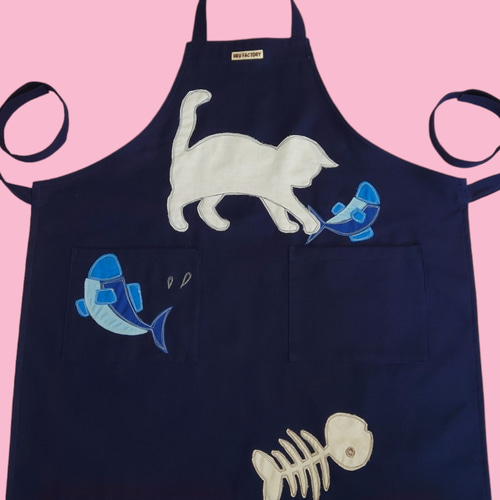 ネコとお魚のアップリケエプロン｜大人用エプロン・綿100％｜遊び心の