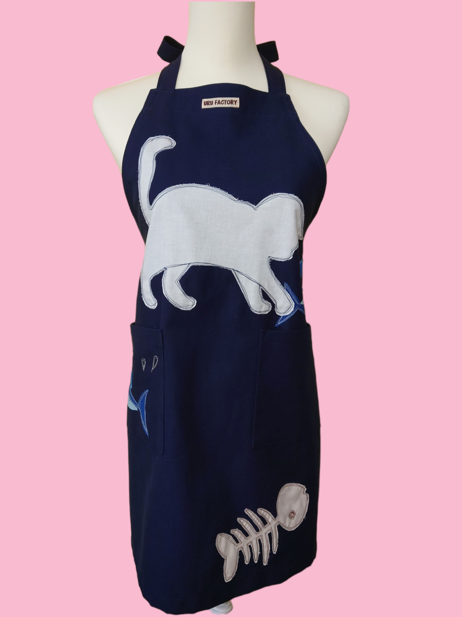 ネコとお魚のアップリケエプロン｜大人用エプロン・綿100％｜遊び心のあるデザイン・手仕事