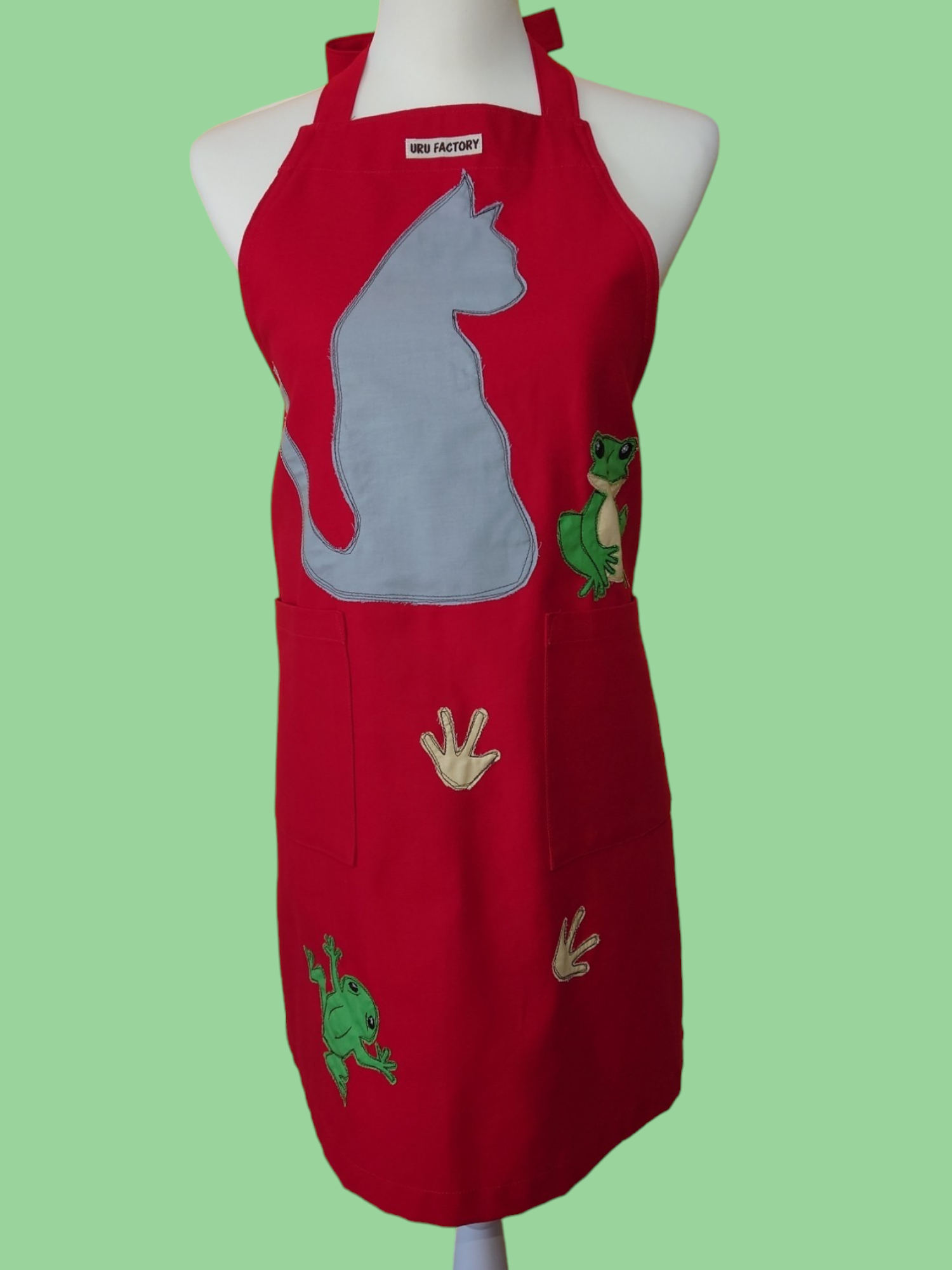 ネコとカエルのアップリケエプロン｜大人用・綿100％｜切り絵のような手仕事デザイン