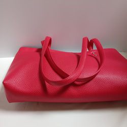 トートバッグレディース フェイクレザーライチ赤の シンプルデザイン飽きのこない バッグを制作しました。 10枚目の画像