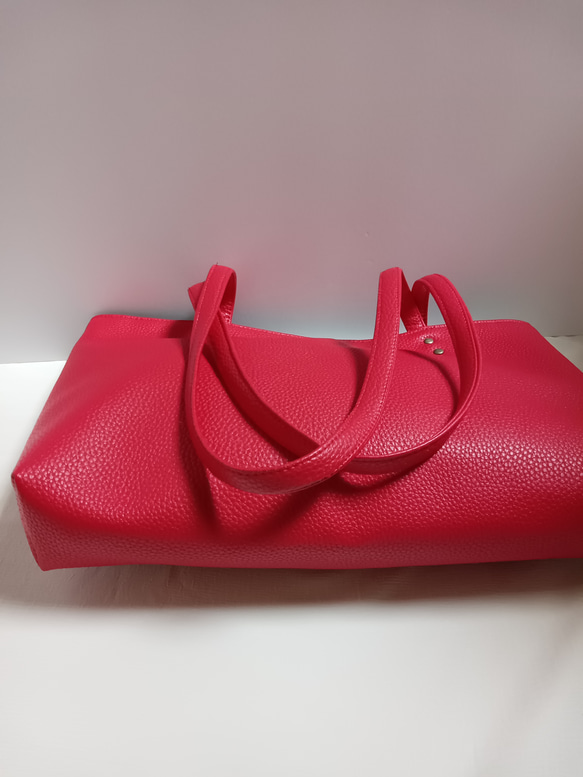 トートバッグレディース フェイクレザーライチ赤の シンプルデザイン飽きのこない バッグを制作しました。 10枚目の画像