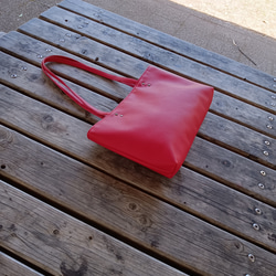 トートバッグレディース フェイクレザーライチ赤の シンプルデザイン飽きのこない バッグを制作しました。 11枚目の画像