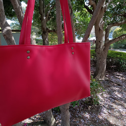 トートバッグレディース フェイクレザーライチ赤の シンプルデザイン飽きのこない バッグを制作しました。 12枚目の画像