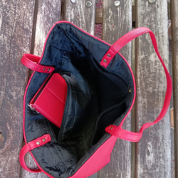 トートバッグレディース フェイクレザーライチ赤の シンプルデザイン飽きのこない バッグを制作しました。 6枚目の画像