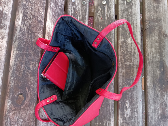 トートバッグレディース フェイクレザーライチ赤の シンプルデザイン飽きのこない バッグを制作しました。 6枚目の画像
