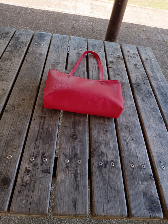 トートバッグレディース フェイクレザーライチ赤の シンプルデザイン飽きのこない バッグを制作しました。 5枚目の画像