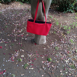 トートバッグレディース フェイクレザーライチ赤の シンプルデザイン飽きのこない バッグを制作しました。 7枚目の画像