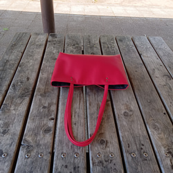 トートバッグレディース フェイクレザーライチ赤の シンプルデザイン飽きのこない バッグを制作しました。 3枚目の画像