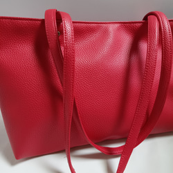 トートバッグレディース フェイクレザーライチ赤の シンプルデザイン飽きのこない バッグを制作しました。 8枚目の画像