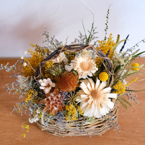 母の日フラワー ミモザとスターチスの花カゴアレンジ＊ドライ