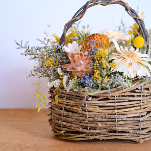 母の日フラワー ミモザとスターチスの花カゴアレンジ＊ドライ