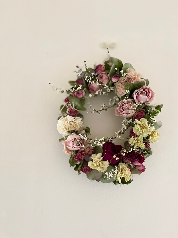 ピンクの薔薇とライトグリーンカーネーションのドライフラワーオーバル 