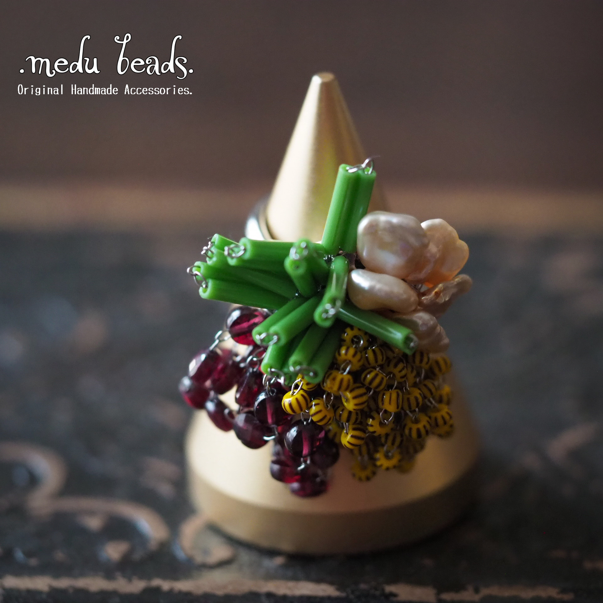 カラフルビーズとガーネットと花びら淡水パールのボリュームリング♪