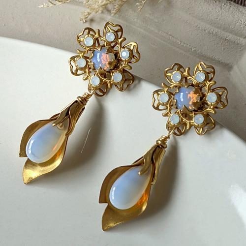 ホワイトオパールの煌めき*+:｡ ヴィンテージカボションと真鍮フラワー  